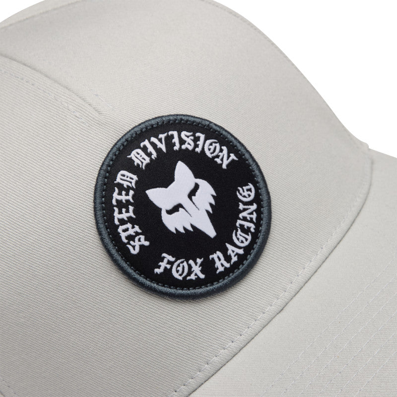 GORRA FOX BADGE FLEXFIT [GRIS CLARO]