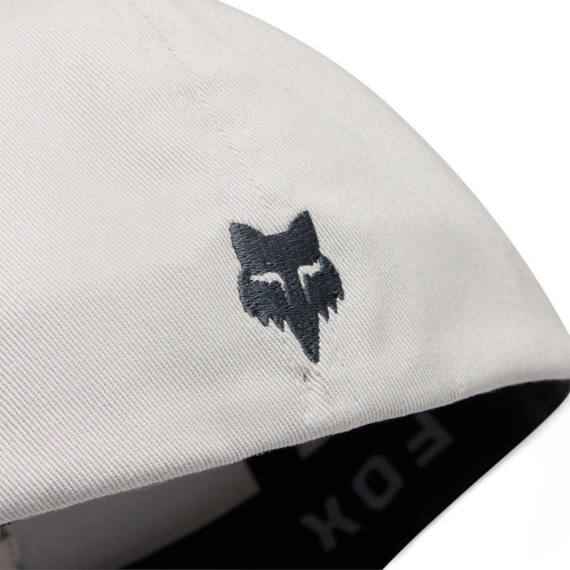GORRA FOX BADGE FLEXFIT [GRIS CLARO]